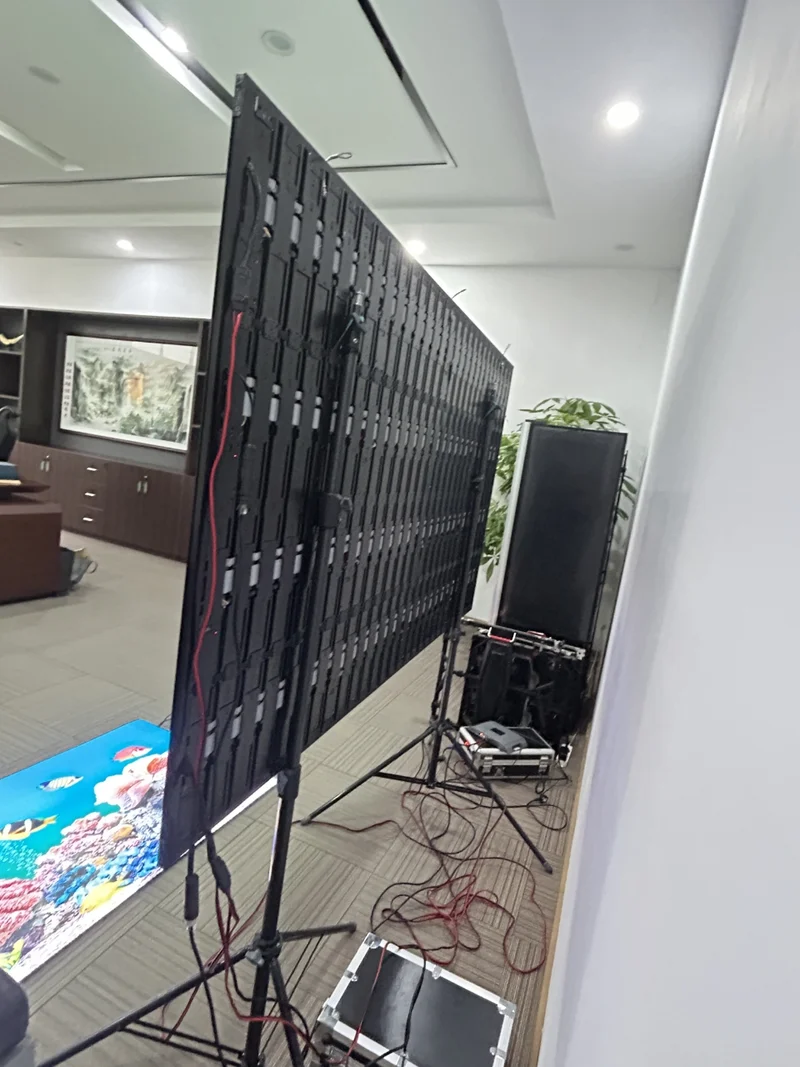 88 Inch Rolling TV P1.25 2x1 Meters 2SQM Portable LED Display Screen Kit