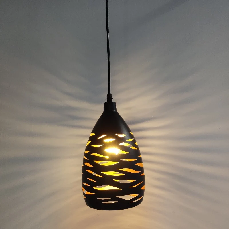 LAMPE SUSPENDUE NOIRE A MOTIFS