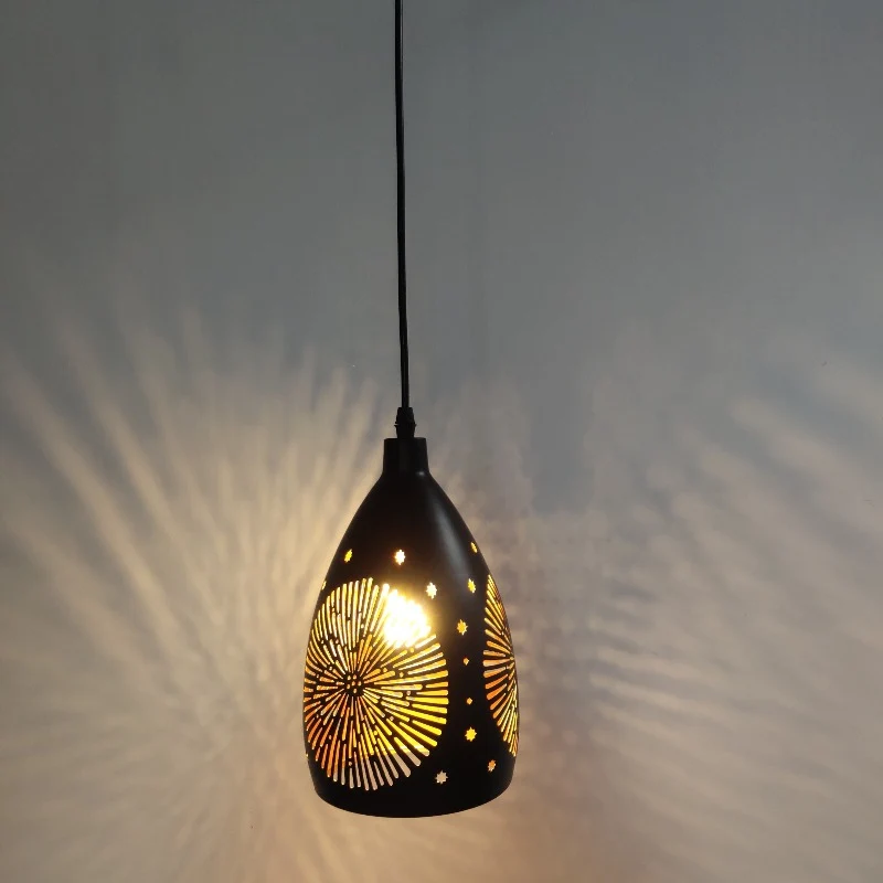 LAMPE SUSPENDUE NOIRE A MOTIFS