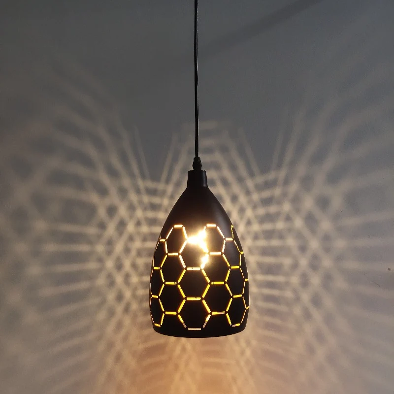 LAMPE SUSPENDUE NOIRE A MOTIFS