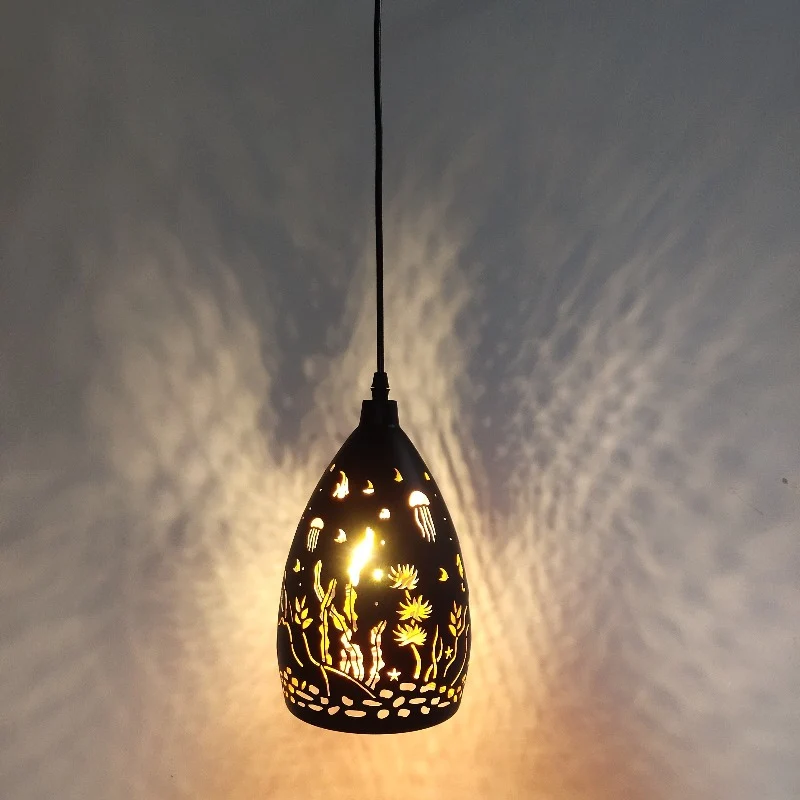 LAMPE SUSPENDUE NOIRE A MOTIFS