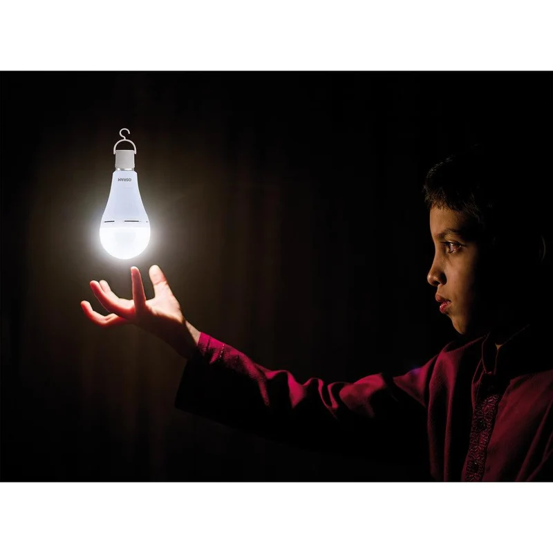OSRAM LED Classic A 60 Lampe de camping / lumière de secours avec batterie rechargeable intégrée (ex 60W) 8W blanc chaud E27