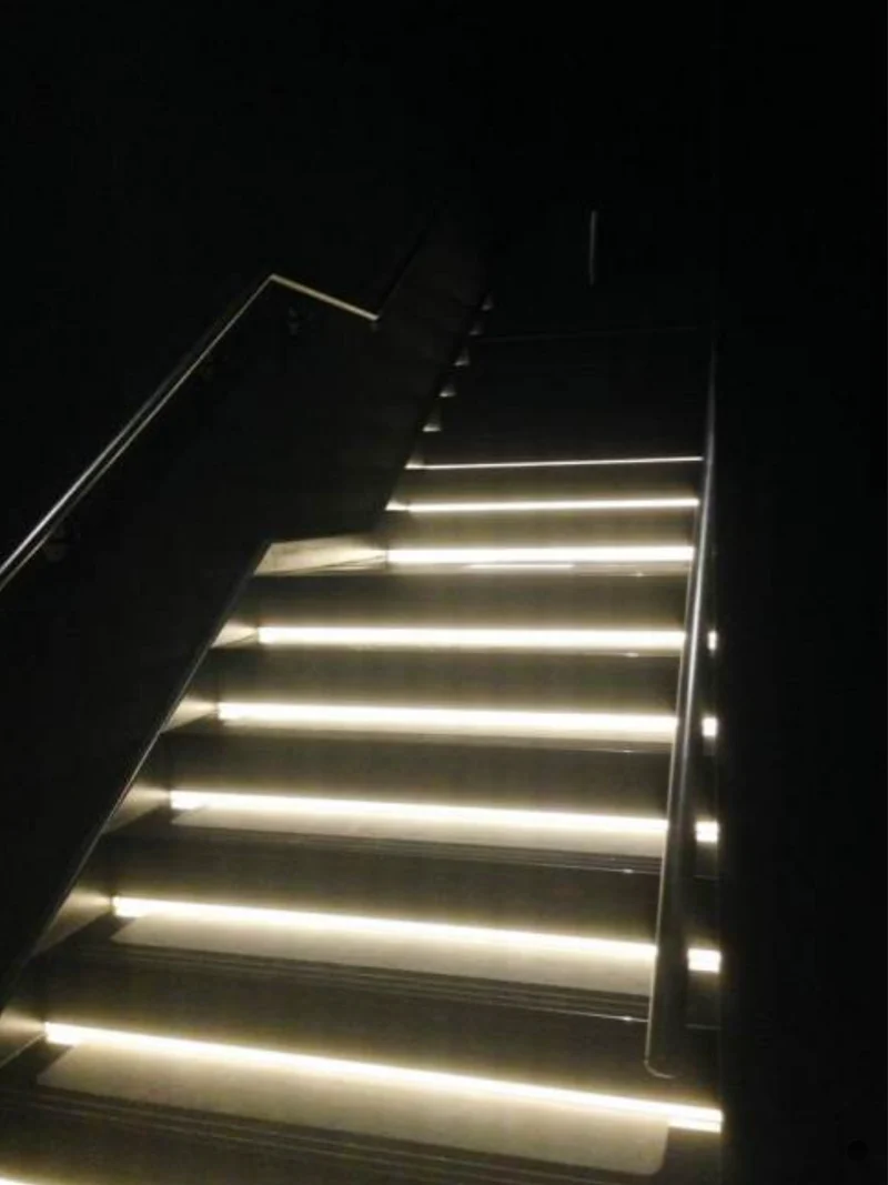 Profilé d'aluminium avec diffuseur NTALB-02SP pour Ruban DEL lumineux 8pi. 2 mètres