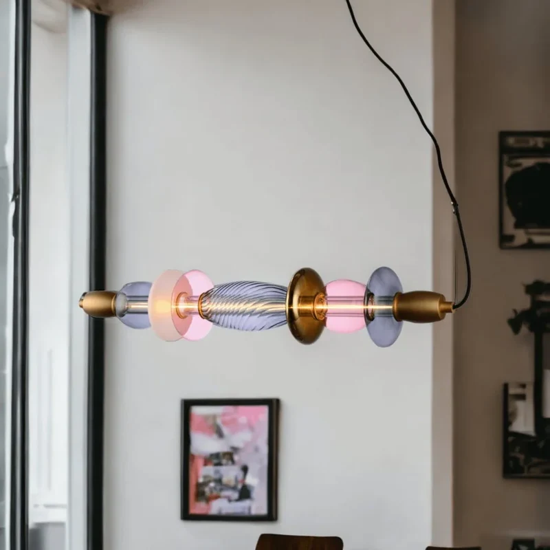 Suspension horizontale Léonor – Verre soufflé et design lumineux doré