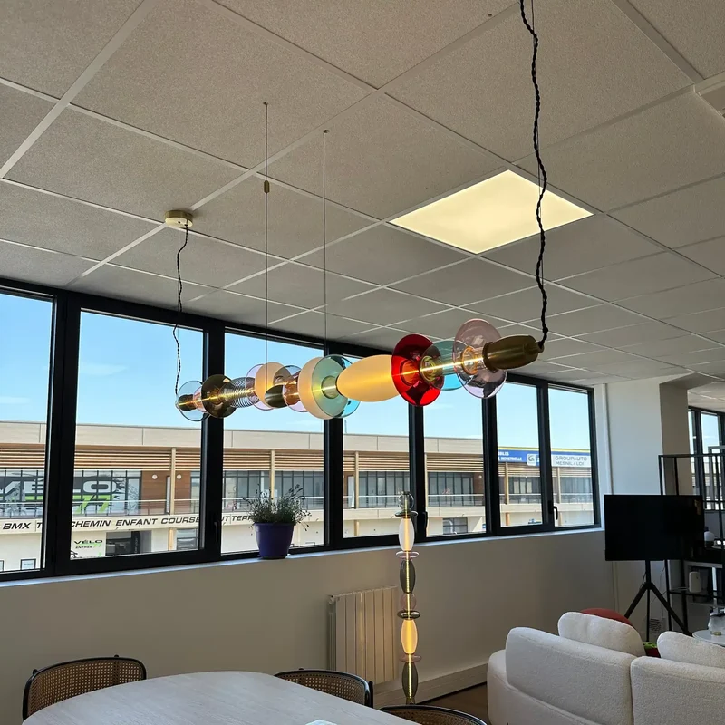 Suspension horizontale Léonor – Verre soufflé et design lumineux doré