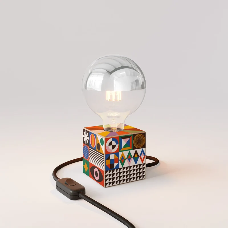 Lampe de table Cubetto avec ampoule globe demi-sphère argentée - PosterLad