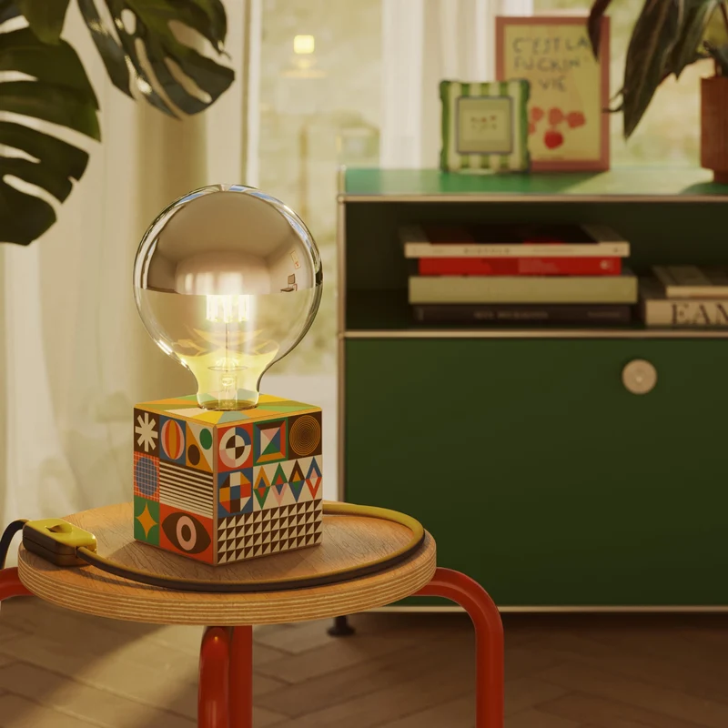 Lampe de table Cubetto avec ampoule globe demi-sphère argentée - PosterLad